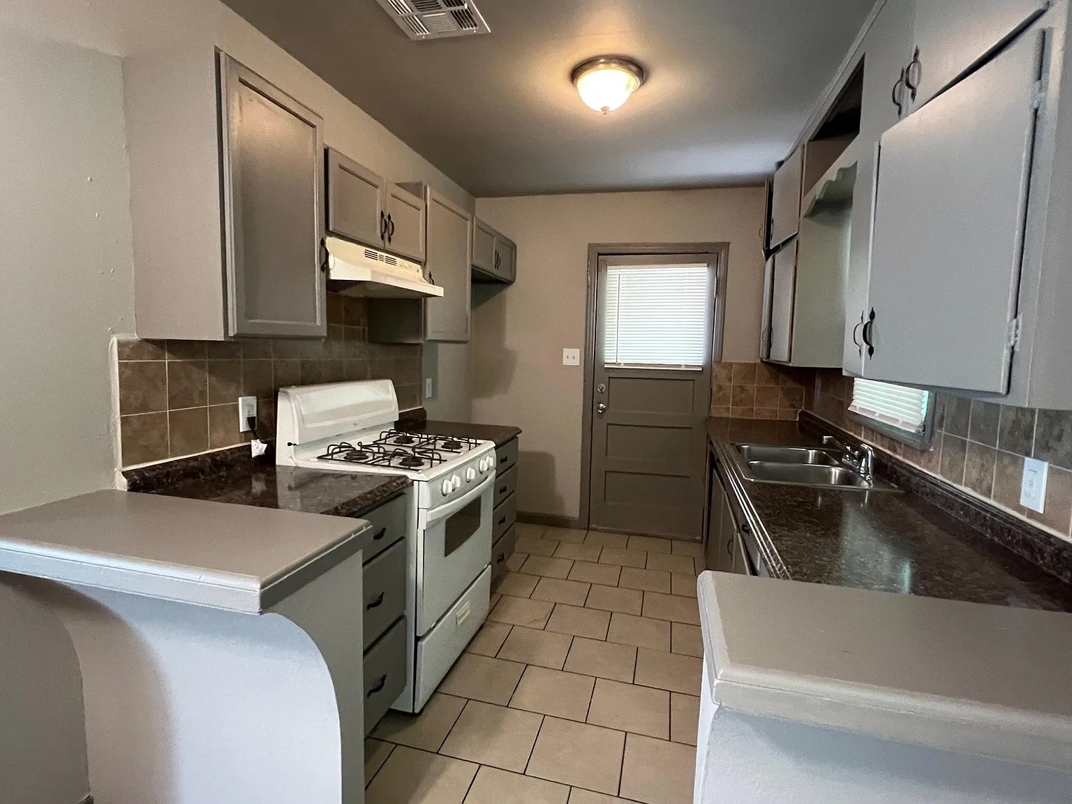 3 bed, 824 sqft, $1,250 — Photo 2