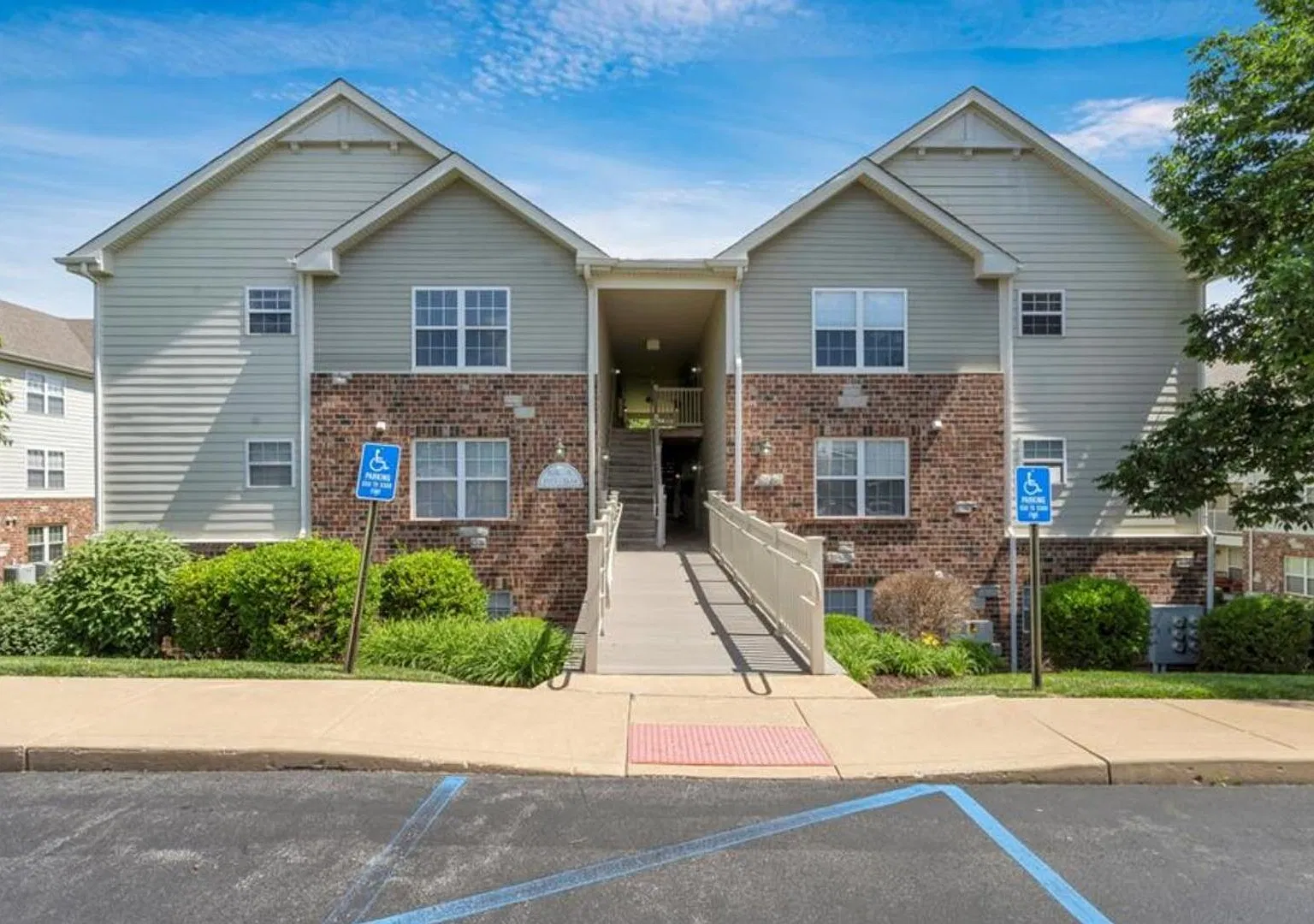 Spacious 2 Bedroom and 2 bath for Rent — Photo 1