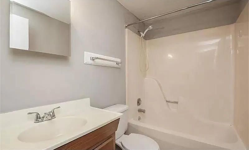 1338 Saint Adelbert Ave — Photo 3