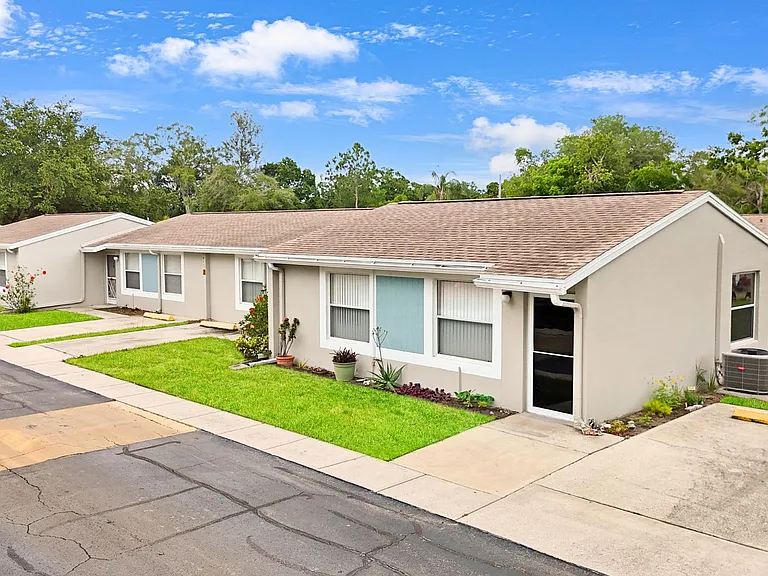 Palm Lake Village Apartments — Photo 5