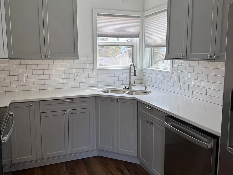 1421 NE Dallas St — Photo 2