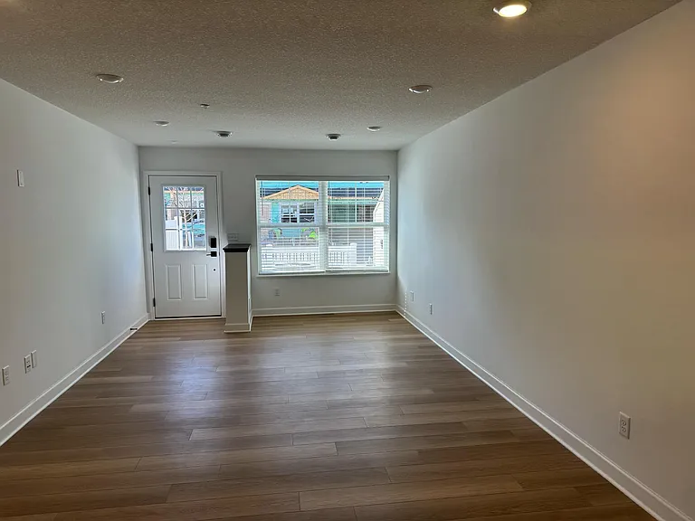3042 Hemlock St #HEMLOCK — Photo 2