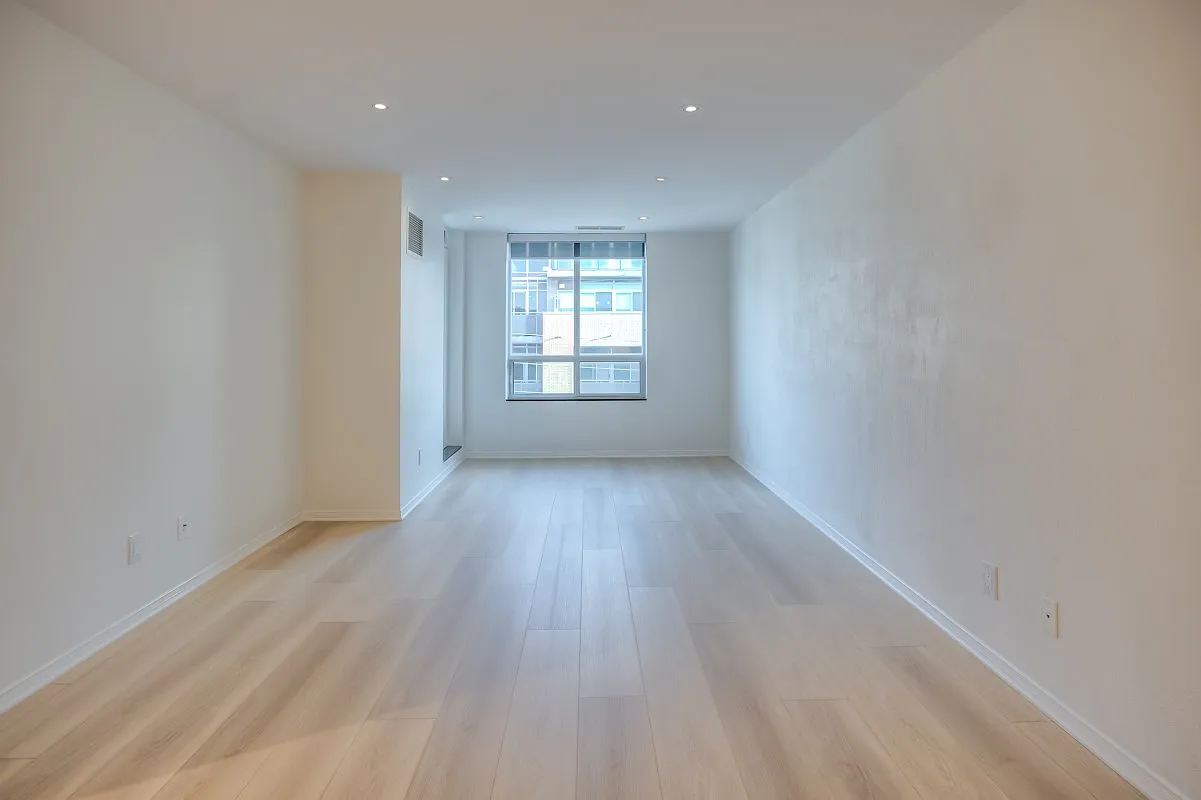 1863 Queen St E - 512 — Photo 3