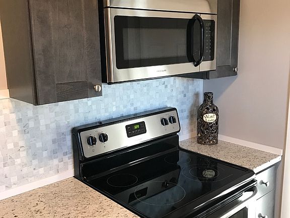 3rd image of 736 Dresden Dr