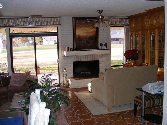Living room w/tile flooring