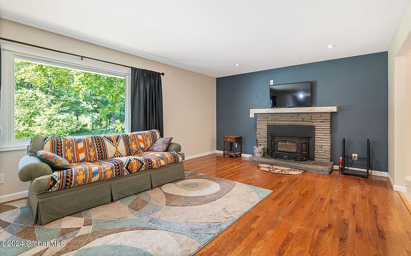 3rd image of 1089 Gordon Road