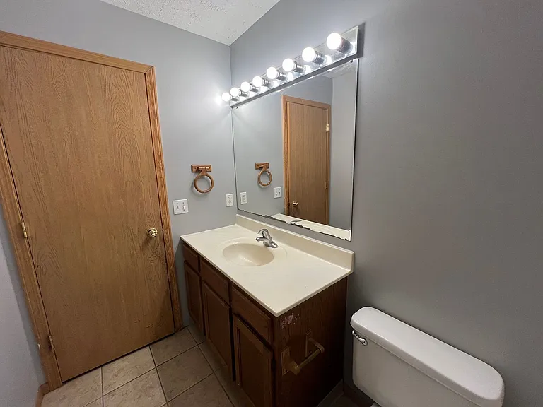 105 W B St — Photo 12