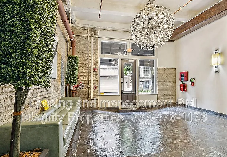 825 Lafayette St #4 — Photo 2