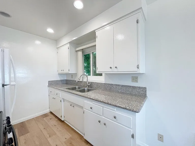 241 S Oakland Ave #7 — Photo 8