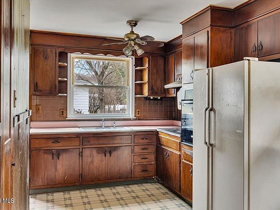 4th image of 18 Walter Road