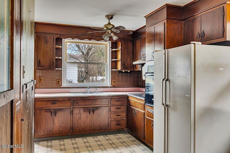 4th image of 18 Walter Road