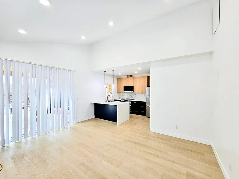 1270 Froude St #1270 — Photo 8