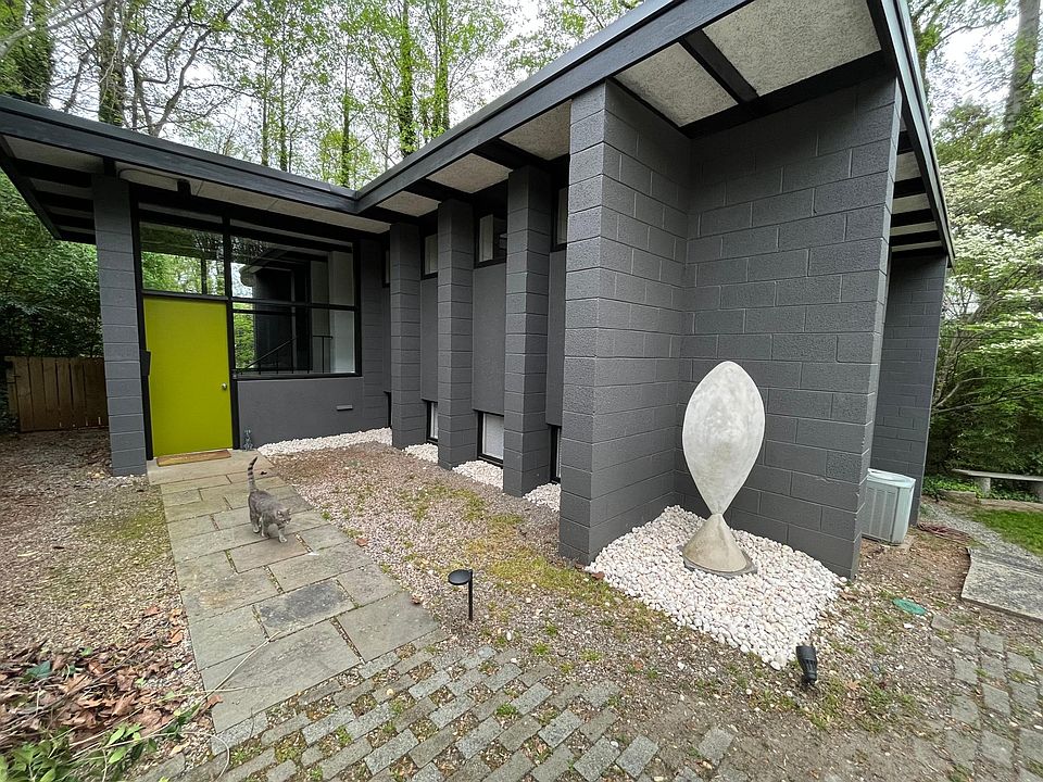 Front of house (Apartment is in the downstairs)