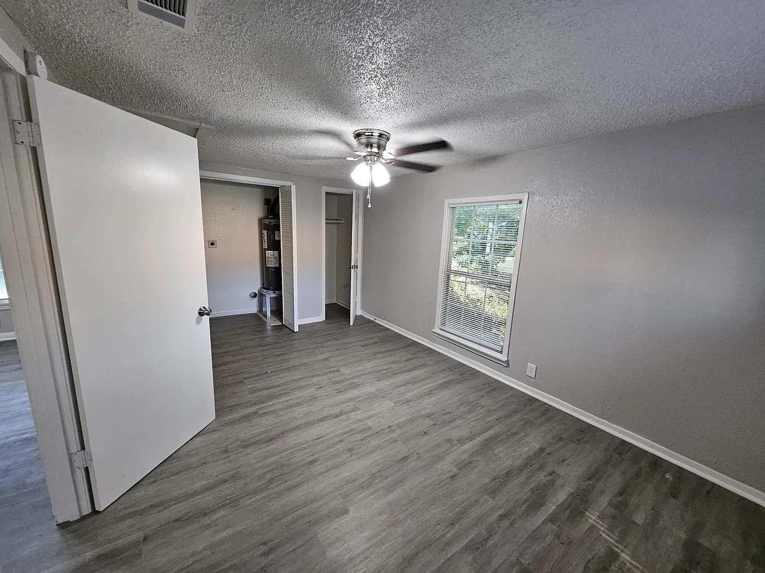 3 bed, 1.0 bath, 1308 sqft, $942 — Photo 1