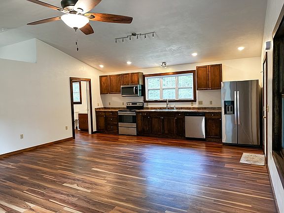 3rd image of 27 Whippoorwill Ln