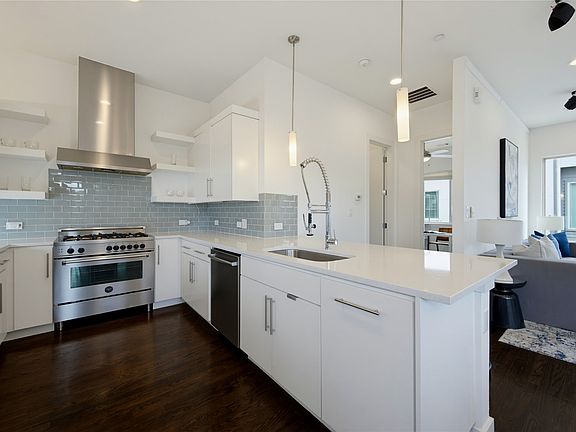 4th image of 1915 Summit Ave Unit 1