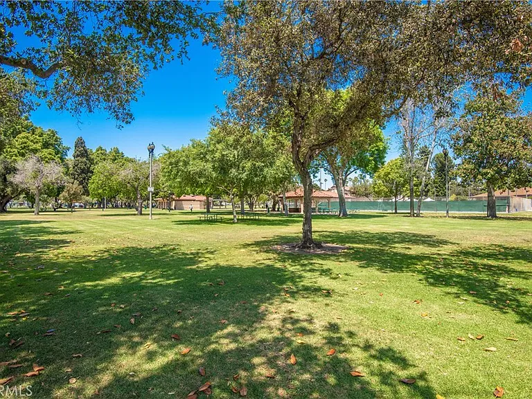 310 S Beachy Pl — Photo 20