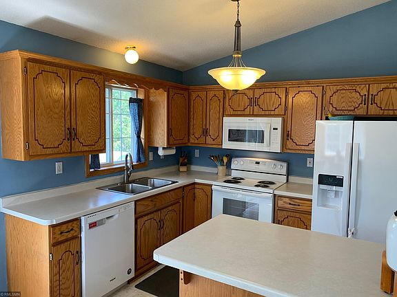 4th image of 609 3rd Ave NE