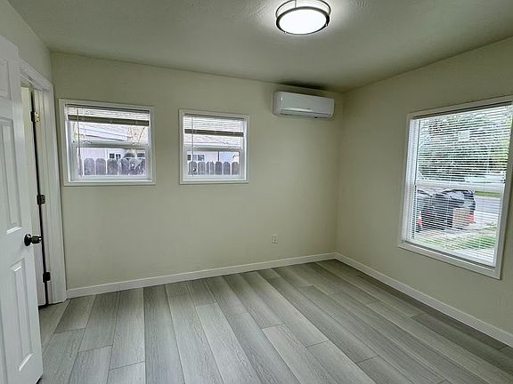 3rd image of 688 Bridwell St