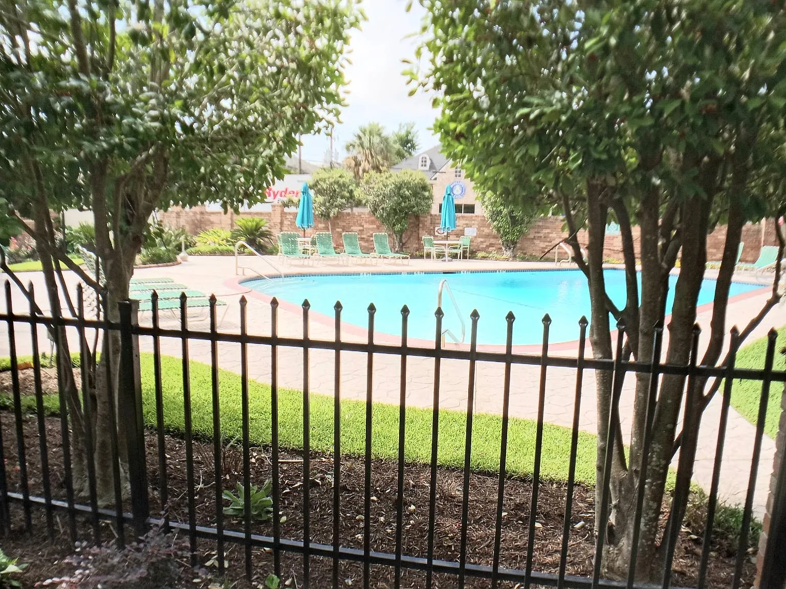 1601 S Shepherd Dr — Photo 4