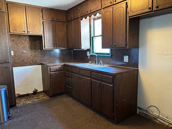5th image of 621 Linden St