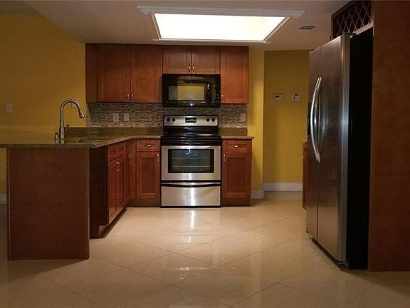 4th image of 1386 Deltona Blvd