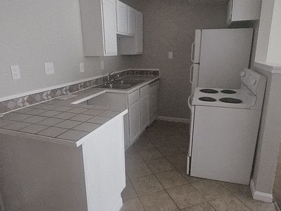 3rd image of 895 Clinton Springs Ave
