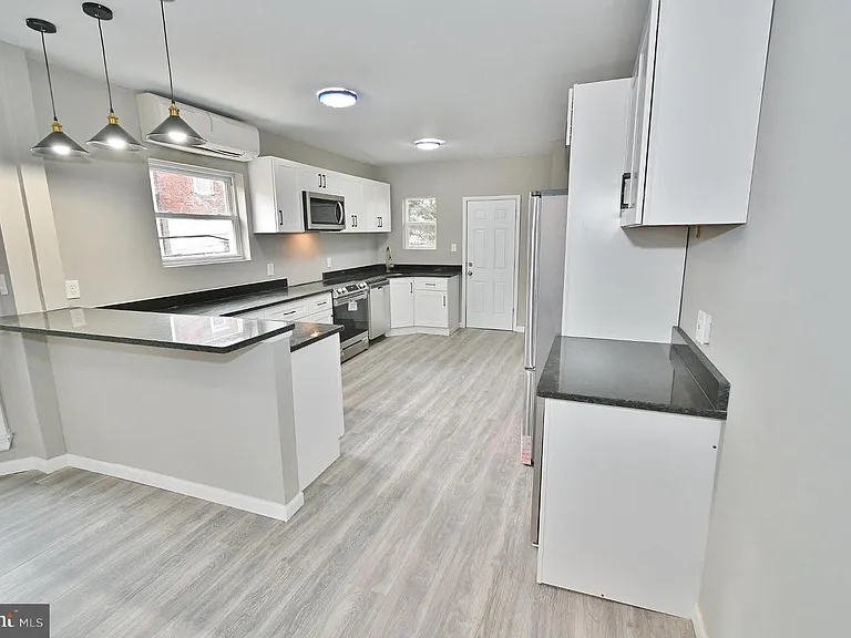 614 N Frazier St — Photo 4