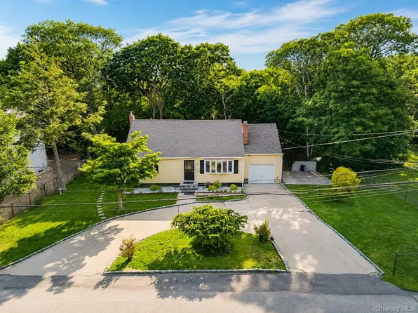 30 Dow Street, Central Islip, NY 11722