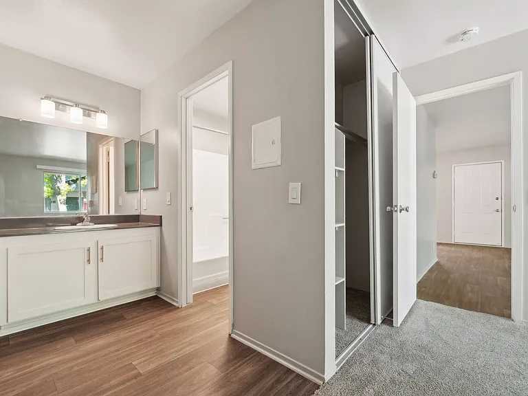 Kentwood Apartments — Photo 20