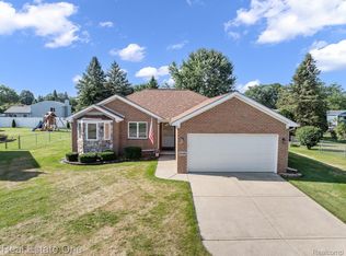 636 Vincent St, Pinckney, MI 48169