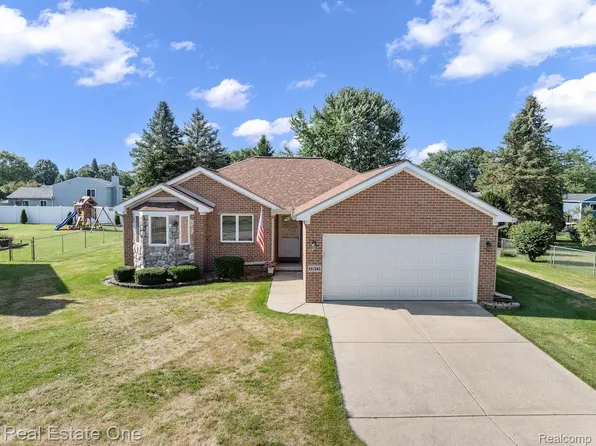 636 Vincent St, Pinckney, MI 48169