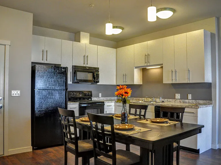 Emerald Ridge Apartments & Townhomes — Photo 12