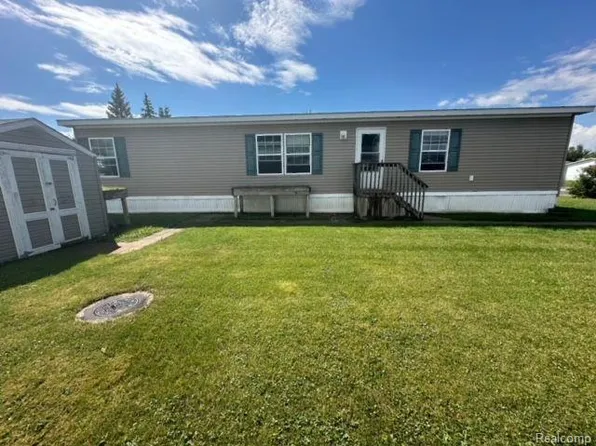 29319 Maple Dr, Flat Rock, MI 48134