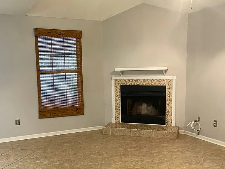 115 E Lakemont Dr — Photo 3