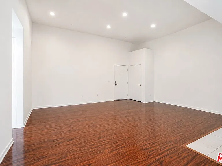 12132 Hart St #301 — Photo 6