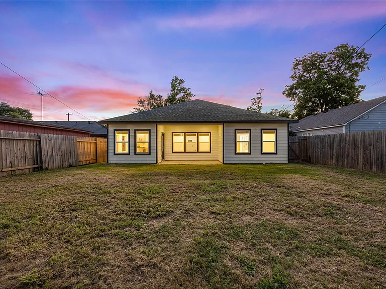 1121 Austin St — Photo 34
