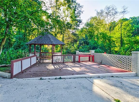 3rd image of 6323 Idlebrook Dr