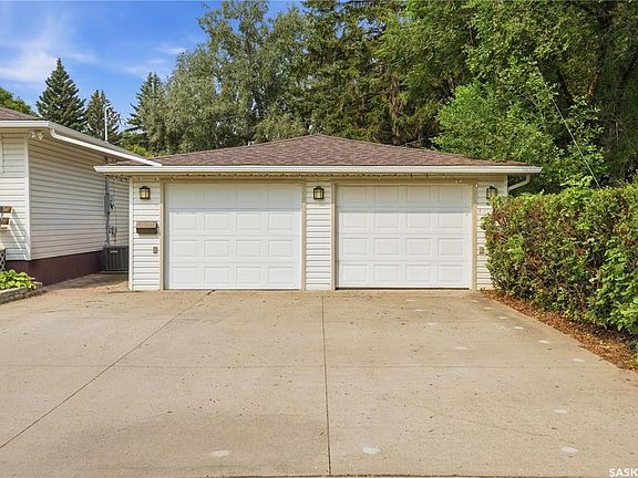 3rd image of 144 Orchard CRESCENT