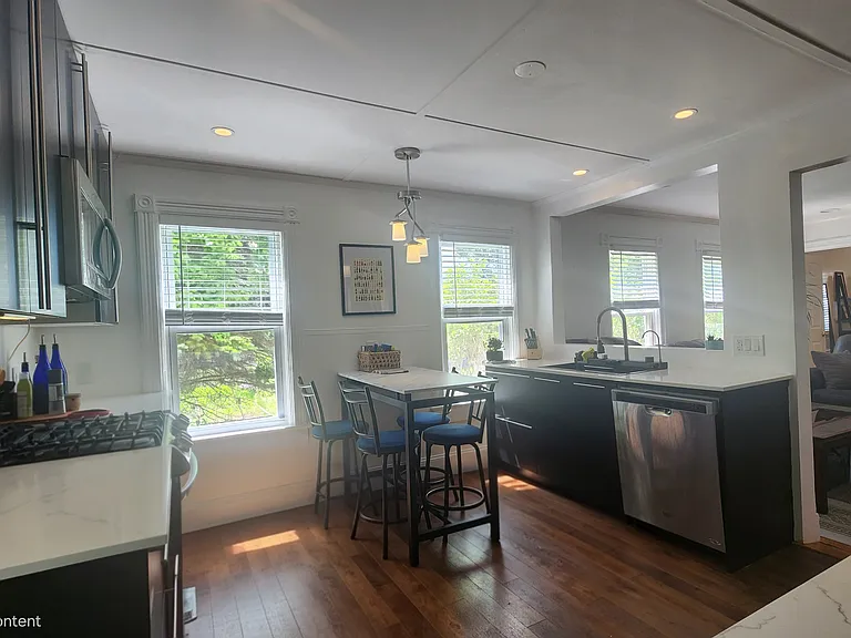 18 Russell St #1 — Photo 5