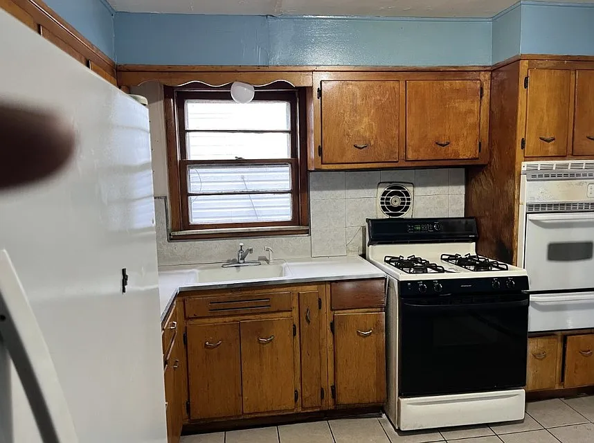 3 bed, $1,950 — Photo 2