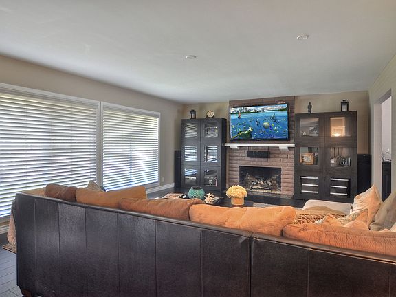 Living room w/ fireplace