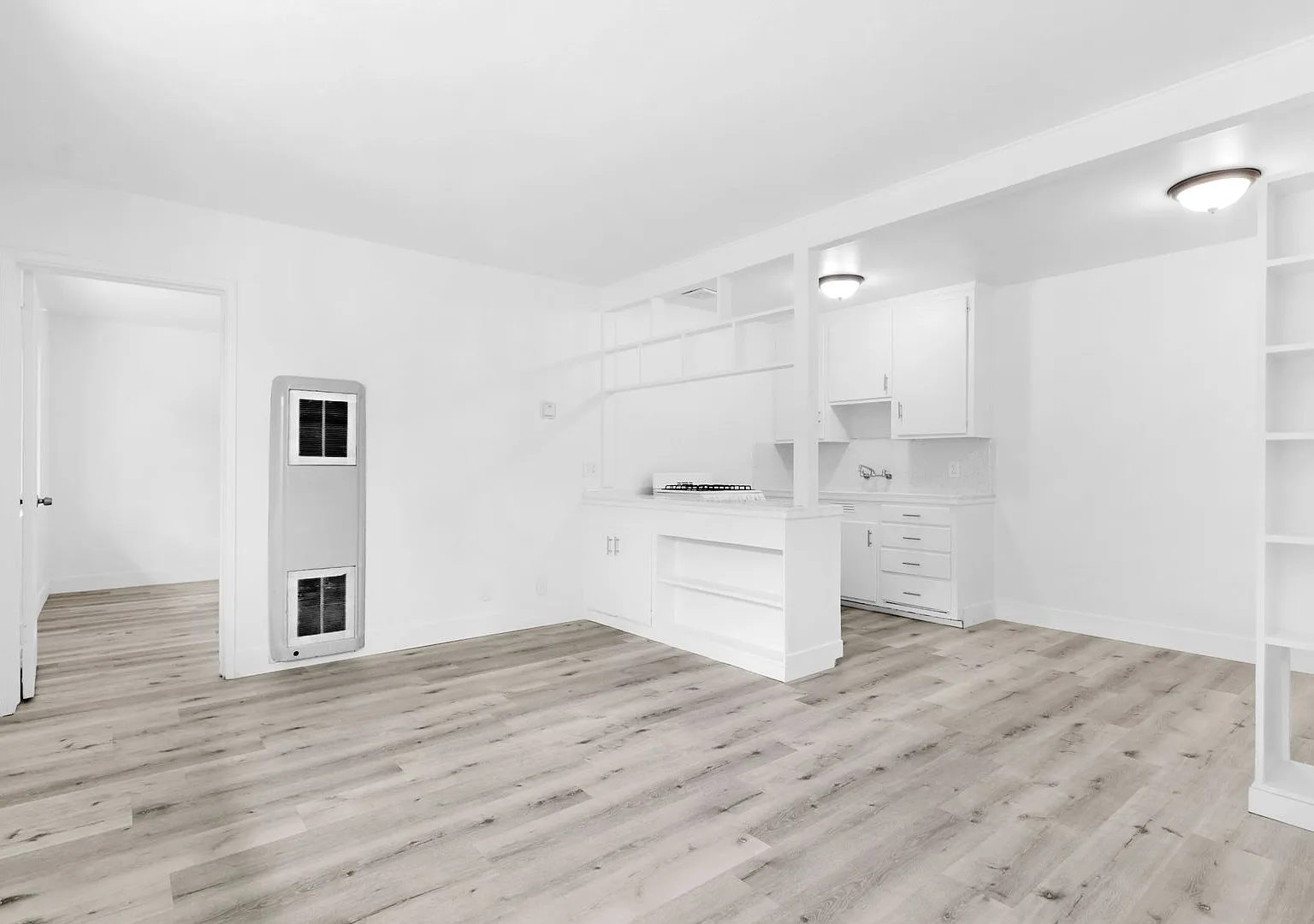 Country Club Apartments — Photo 2