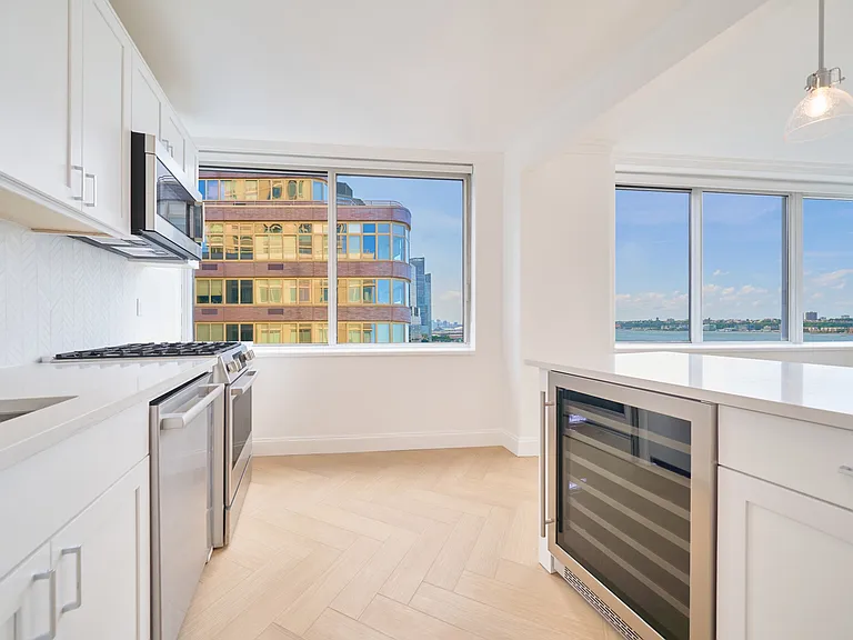 160 Riverside Blvd #14S — Photo 10
