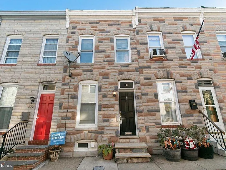 107 N Port St — Photo 2