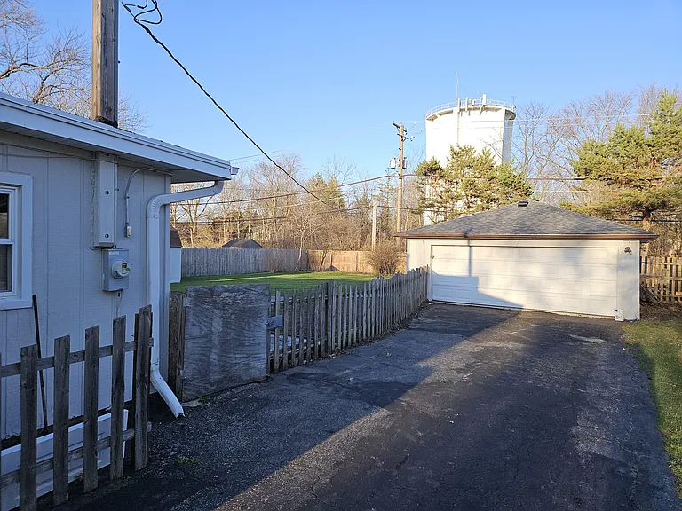 727 Skyline Dr — Photo 3