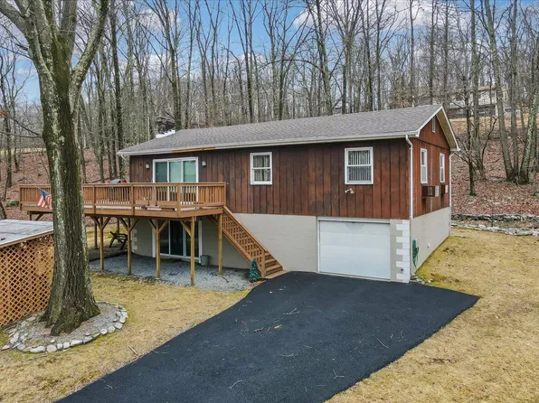 1133 Maple Lake Dr, Bushkill, PA 18324