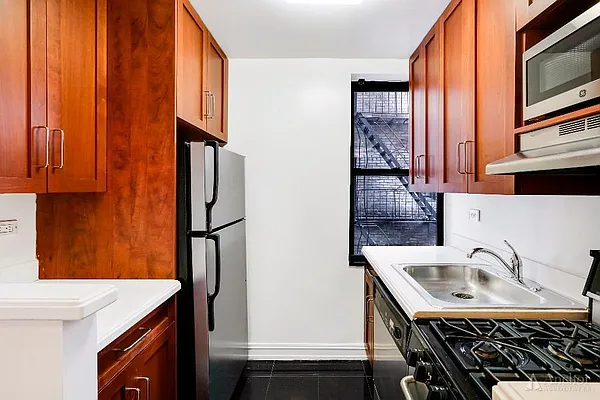 Rented by Anchor Associates | media 25