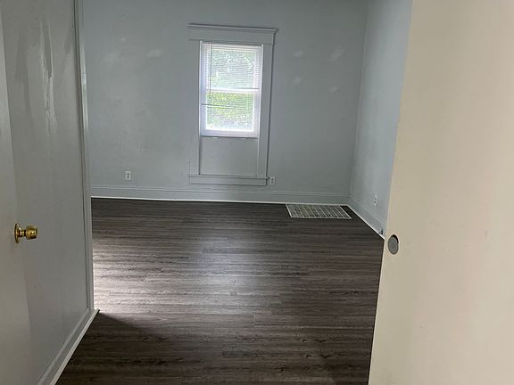 2nd image of 1000 W Wabash Ave #1