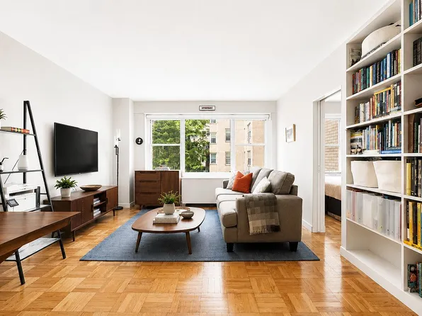 20 E 9th St #4T, New York, NY 10003